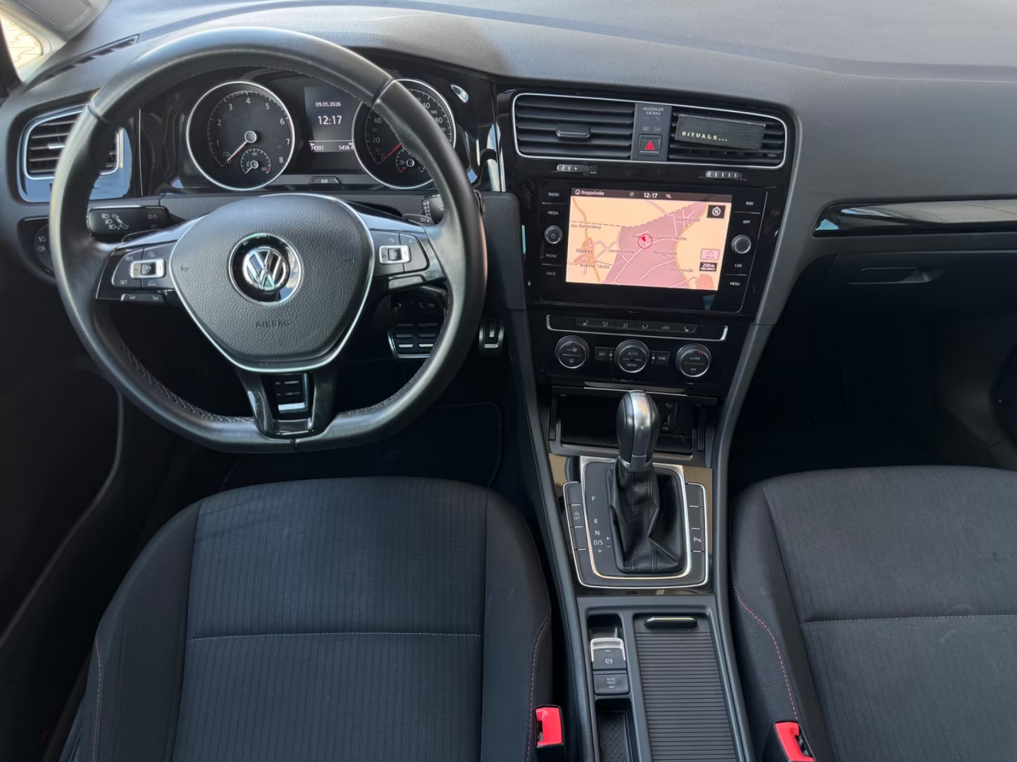 Interior Volkswagen Golf 1.5 TSI DSG importado desde Alemania